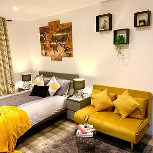 Beautiful Studio In A House With Parking Erith