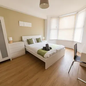Modern, Spacious Ideal For Work Teams And Groups Luton (Bedfordshire)