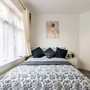 Moydom Cosy Sleeps 4 With Self Breakfast & Carpark Redbridge